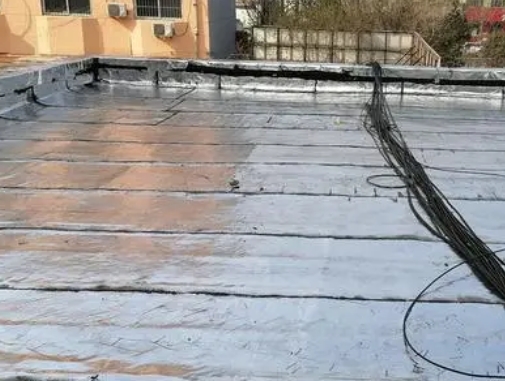 凌云卫生间漏水维修公司分享下凌云屋面楼顶防水刚性防水层施工要点。
